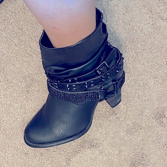 These boots are soooo CUTE! Size 9.5 fits like 9. Brand Not Rated - Picture 1 of 9
